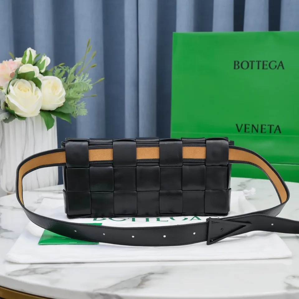 #B家 Rubik's cube woven bag has a simple triangular 🔻 design on the shoulder strap. It is officially introduced as a crossbody bag, but it can be used as a chest bag, a waist bag or in the hand. It feels great in the hand, and the shoulder strap can also be used as a belt. This design is relatively niche and not easy to hit! Men's bags are really popular these days. They are unisex and can also be used as couple's styles👩‍❤️‍💋‍👨. The shape is a classic lntrecciato woven design, with magnetic buckle, waxed calfskin + suede lining, showing classic elements, low-key without losing quality🧚🏻‍♀️ Size: 24x14x4cm 6712#